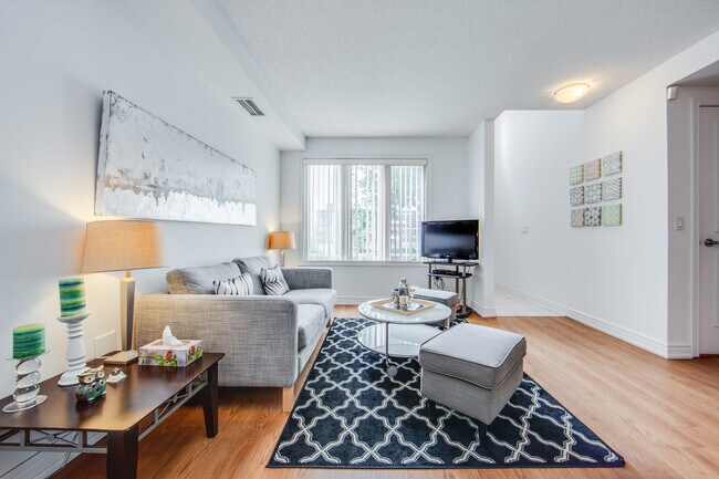 Photo du bâtiment - Two Bedroom Townhouse-style apartment in Toronto's Leaside
