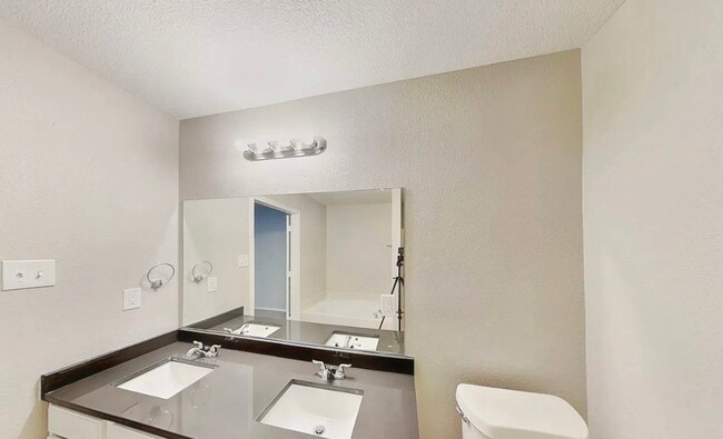 Building Photo - MOVE IN READY