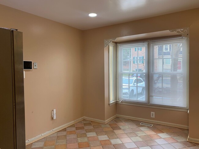 Building Photo - Spacious 3 Level Townhouse Backs to Trees