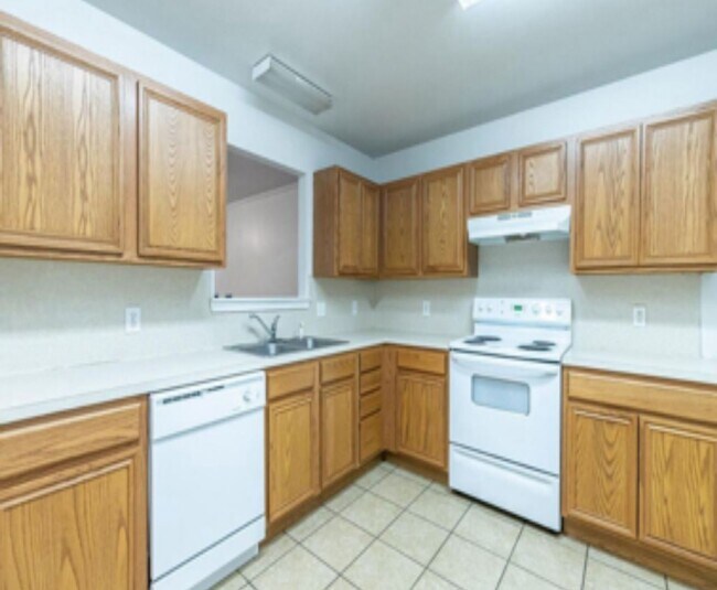 Building Photo - Private 3 Bedroom 3 Bath