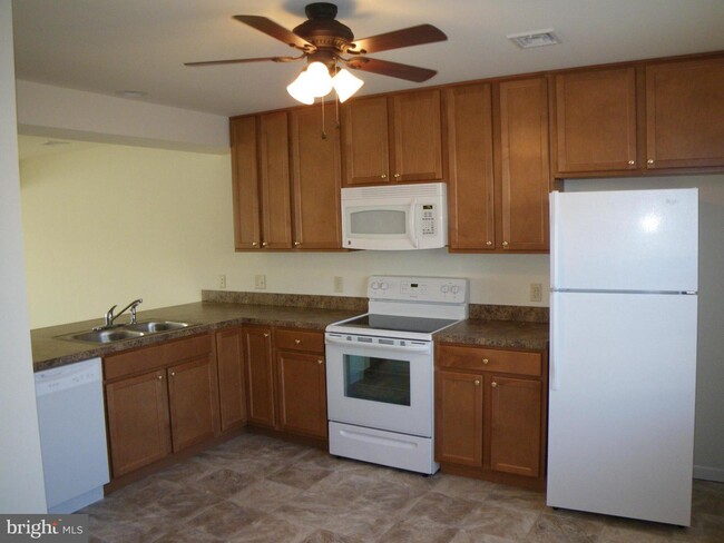 Building Photo - 404 Lantern Ln