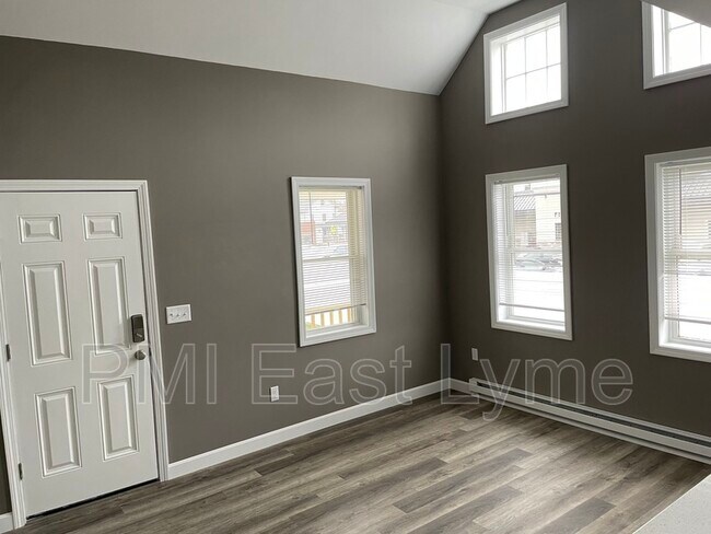 Foto del edificio - 24 Railroad Ave