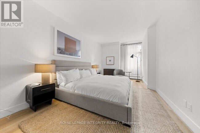 Building Photo - 161 Laurier Ave W