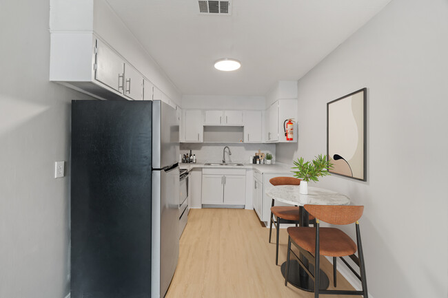 Building Photo - Cedarwood Apartments