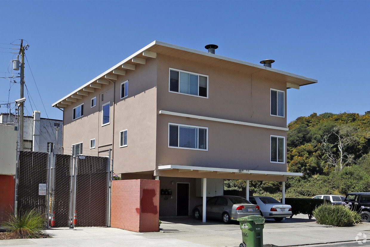 Building Photo - 102 Marina Ave