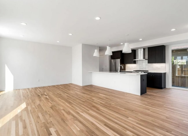 Building Photo - Modern 2 bed, 2.5 bath w/ rooftop!