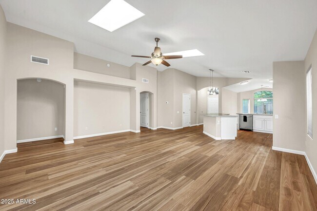 Building Photo - 3124 E Roveen Ave