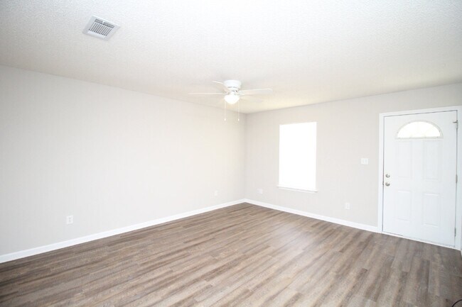 Foto del edificio - 2 bedroom 2 bathroom brick duplex in Milto...