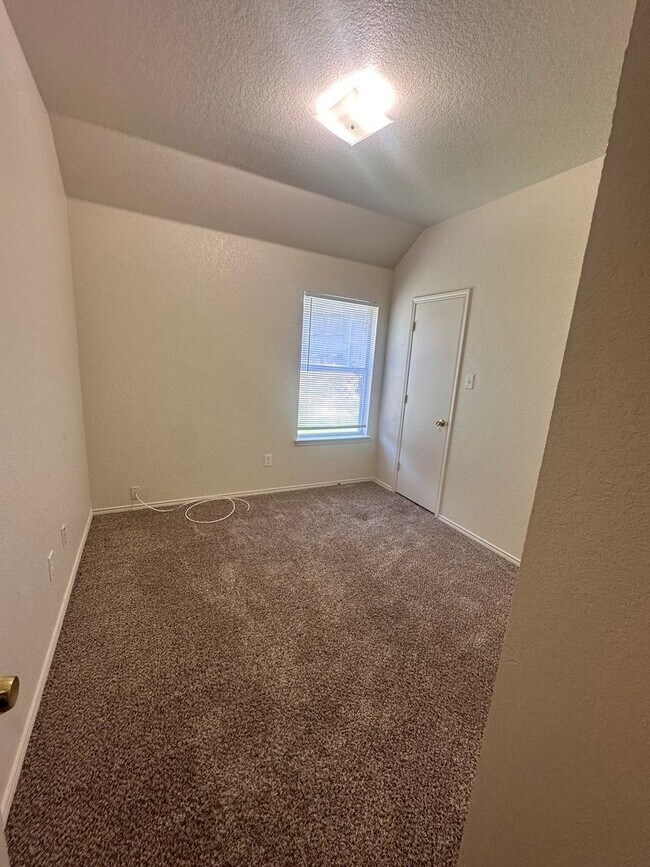 Building Photo - 3/2/2 in a quiet neighborhood located right in the heart of Weatherford.