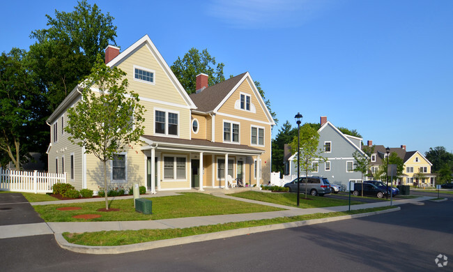 Building Photo - The Heights at Darien