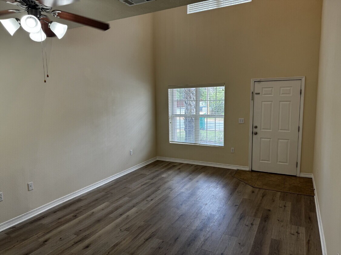 Foto principal - "Spacious 3-Bed Townhouse Oasis with 2.5 B...