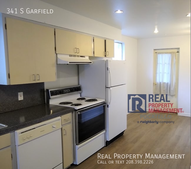 Building Photo - “Very Spacious 1 Bedroom Apartment”