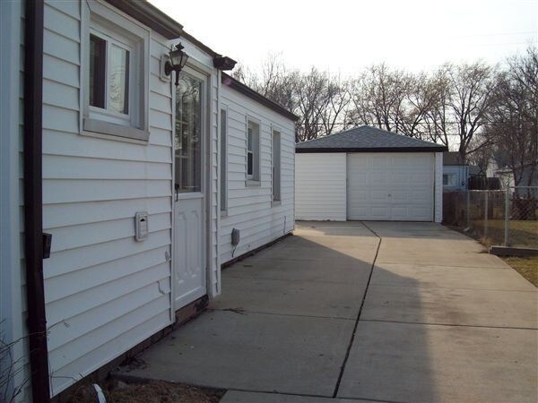 Foto del edificio - 3 br, 1 bath House - 25825 Hayes Blvd 2582...
