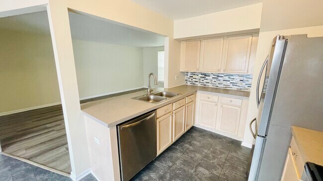 Building Photo - 989 Symphony Dr