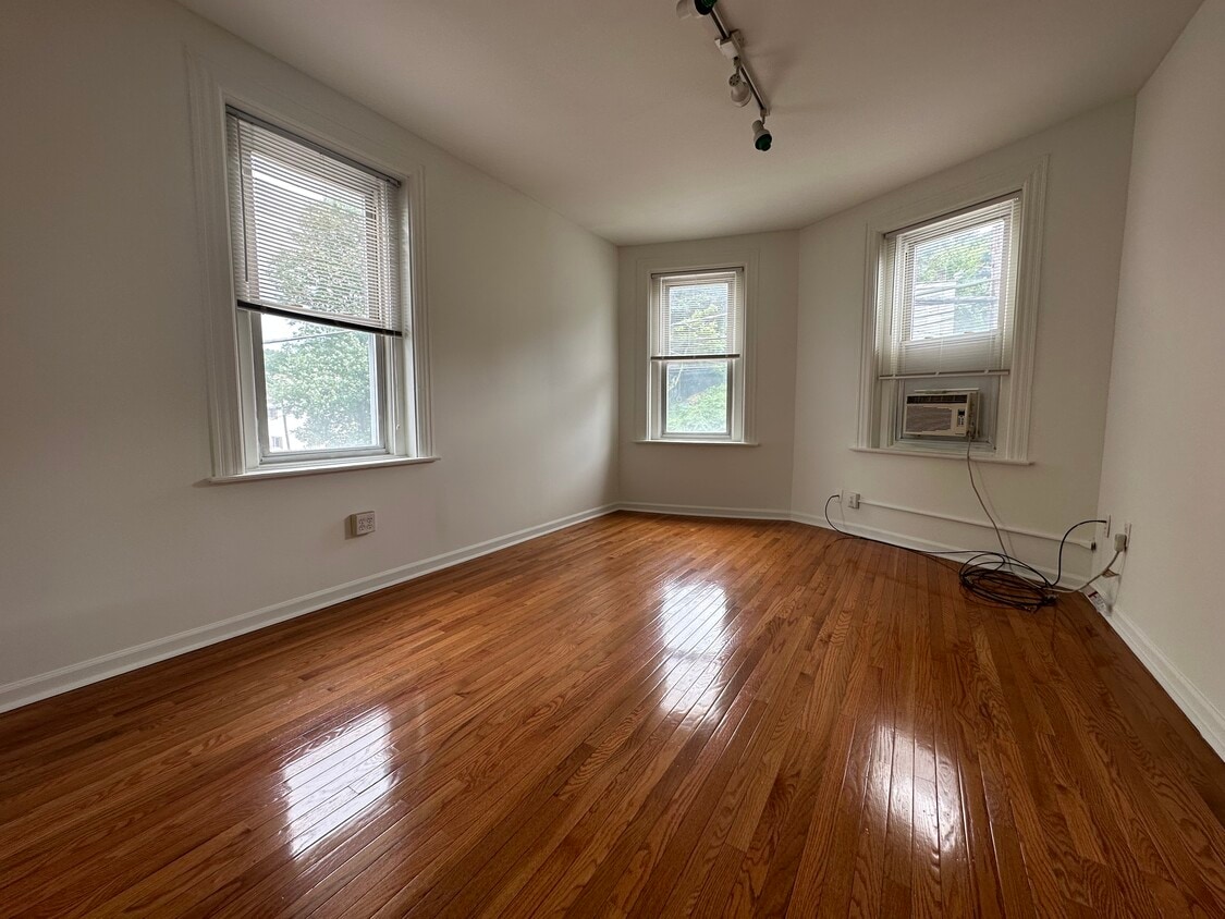 Primary Photo - 3217 Brereton St