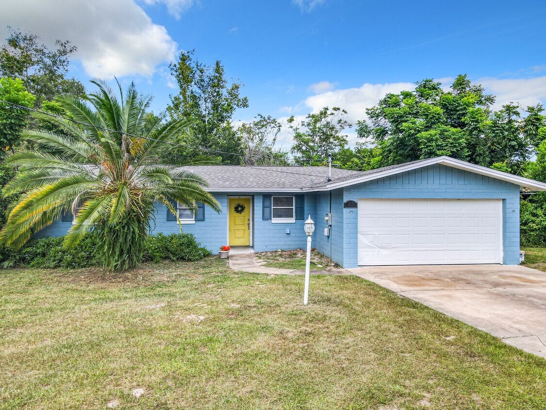 Primary Photo - Centrally located in Deland, Florida