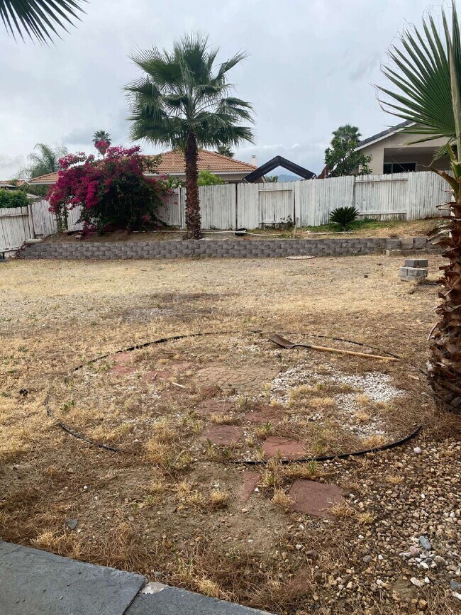 Building Photo - Spacious 3BD/3BA Home with Big Yard — Priced to Move Fast! Pets OK