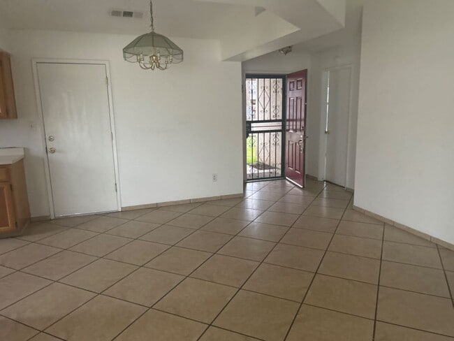 Building Photo - Coming soon-  Spacious 3 bed/2bath Single Family home in Delano!!