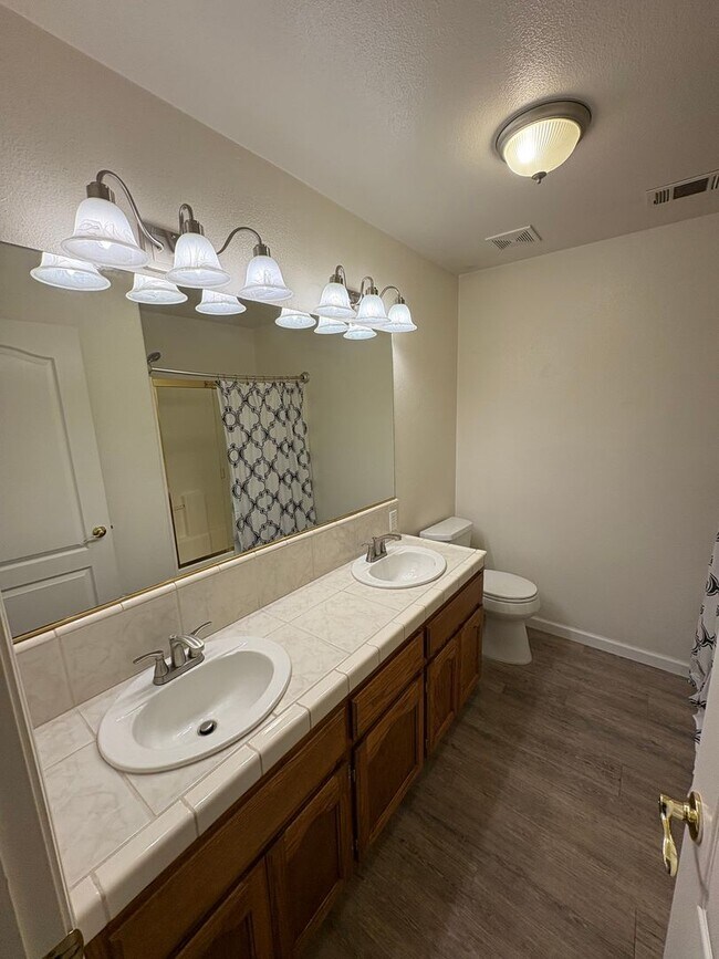 Foto del edificio - Beautiful home with pool Available Now!