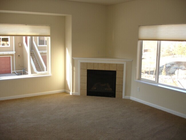 Foto del edificio - Three Bedroom, Two and a Half Bath Townhom...