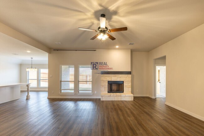 Building Photo - Spacious Glen Rose Home with Open Floorplan & Office Space