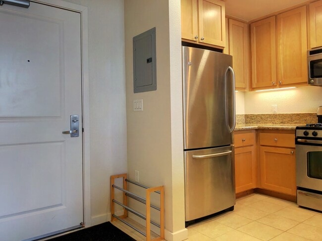 Building Photo - 1 Bed, 1 Bath Penthouse Level Condo w Park...