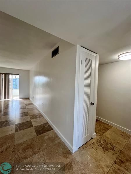 Foto del edificio - 8220 Sunrise Lakes Blvd