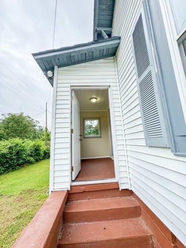 Building Photo - Spacious 4-Bedroom Home with Modern Upgrad...