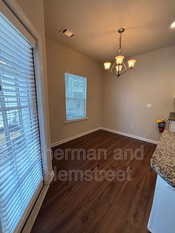 Foto del edificio - 905 Joiner Cir