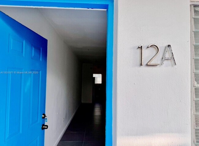 Foto del edificio - 7717 Byron Ave