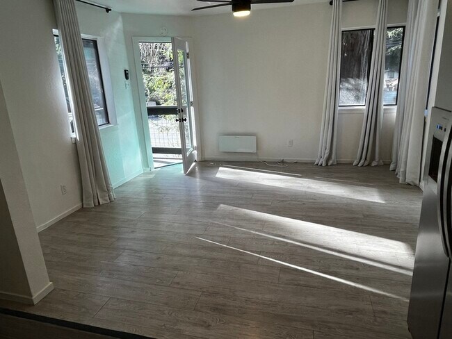 Building Photo - 14975 River Rd