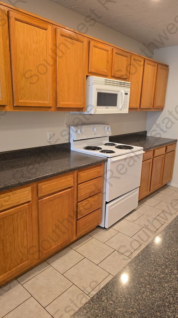Building Photo - Modern 2 Bed 2 Bath apartment