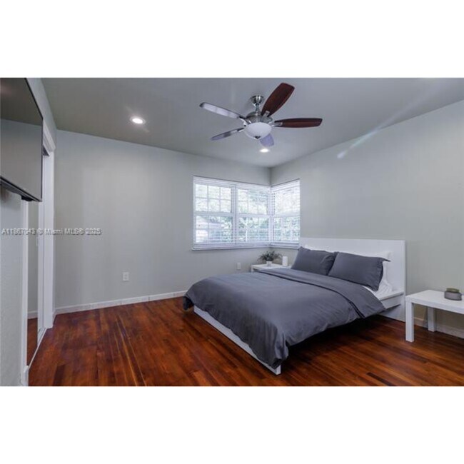 Foto del edificio - 250 NE 48th St