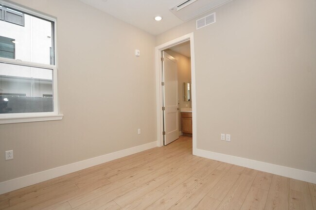 Foto del edificio - New Construction End Unit Luxury Townhome in Central Sunnyvale Location!