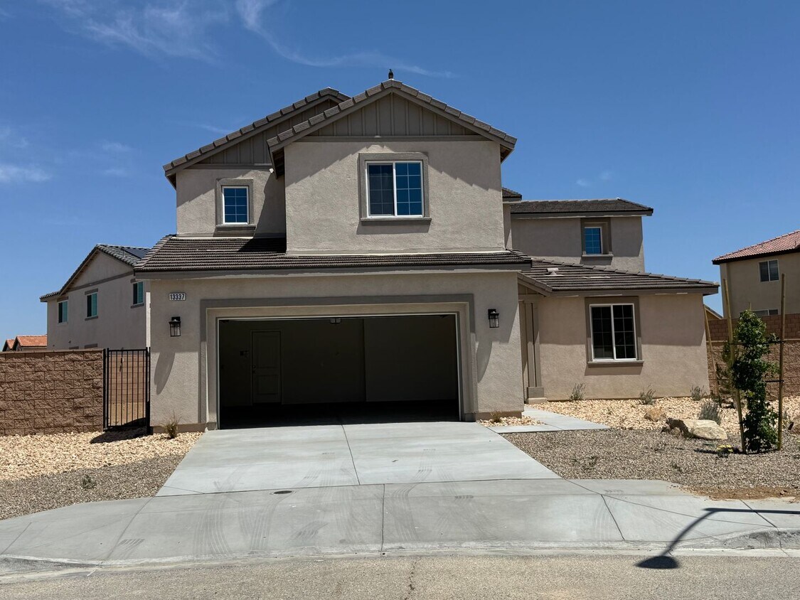 Foto principal - Victorville- New Richmond Home, 3 bedrooms...