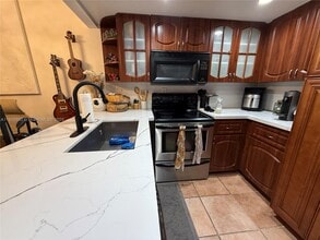 Building Photo - 540 Brickell Key Dr