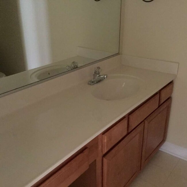 Foto del edificio - MOVE-IN READY CORNER UNIT IN CRESCENT CONDOS