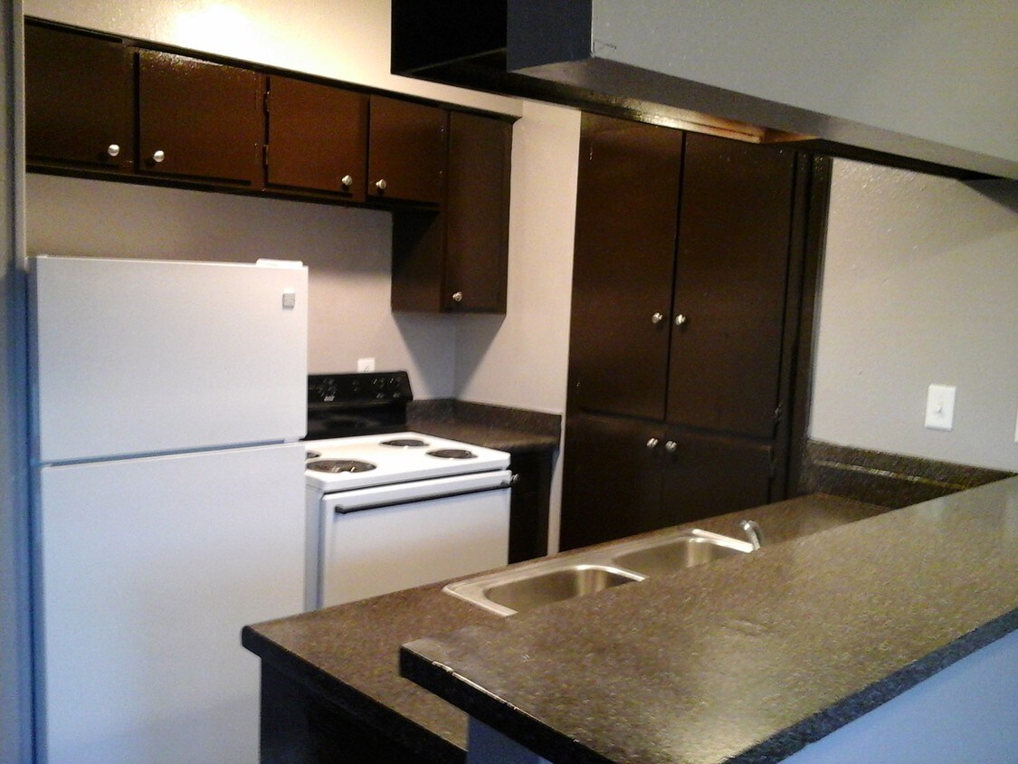 Kitchen - 3007 S Broadway St