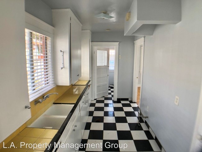 Building Photo - 1631 W 37th St
