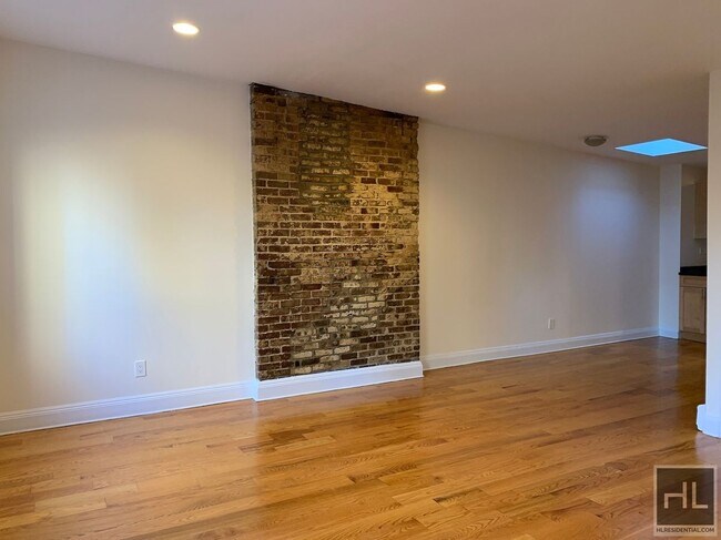 Building Photo - WEST BROADWAY