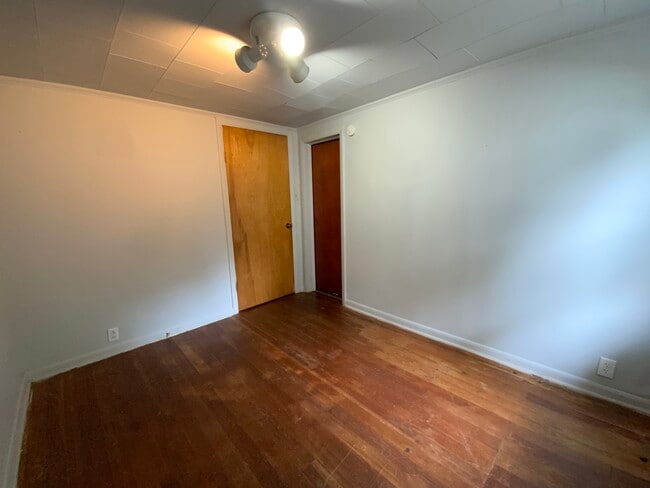 Building Photo - 913 Forrest St
