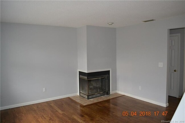 Living room - 406 Lake Vista Dr