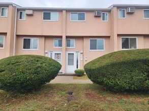 Building Photo - 552 Shennecossett Rd