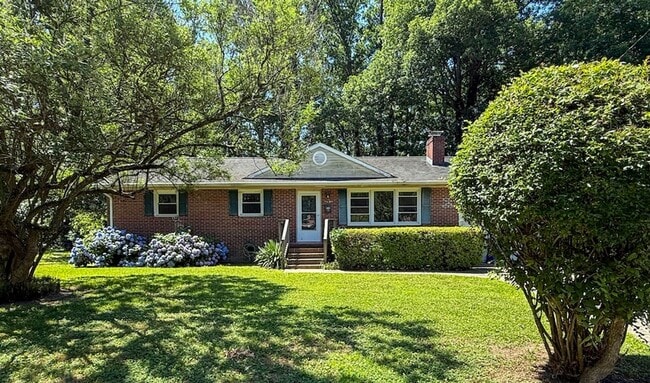 Building Photo - Fully Remodeled & Move-in Ready!