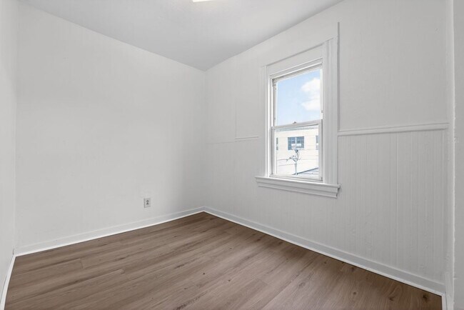 Building Photo - 405 Main St