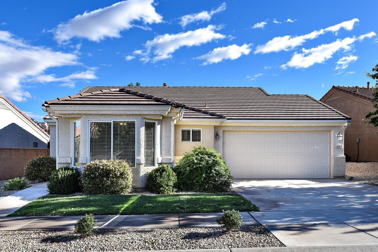 Foto principal - Darling 1-bed + Den and 2-baths in Sun Riv...