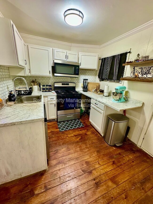 Building Photo - 2218 Sarah St