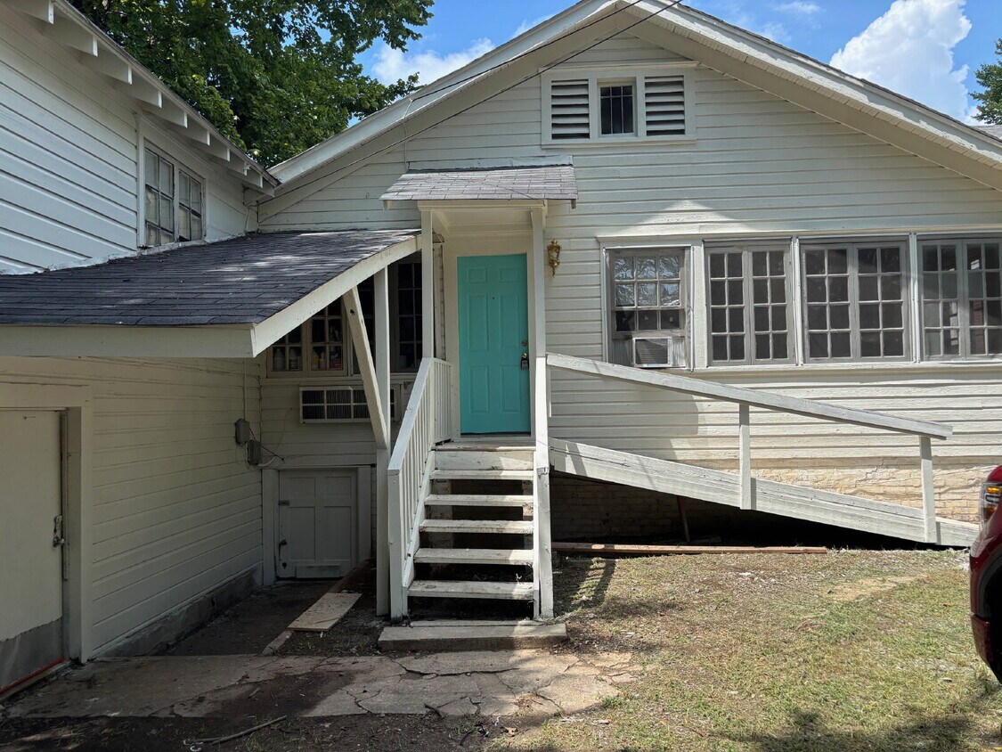 Foto principal - 2 bedroom 1 bath Duplex for rent. ALL Util...