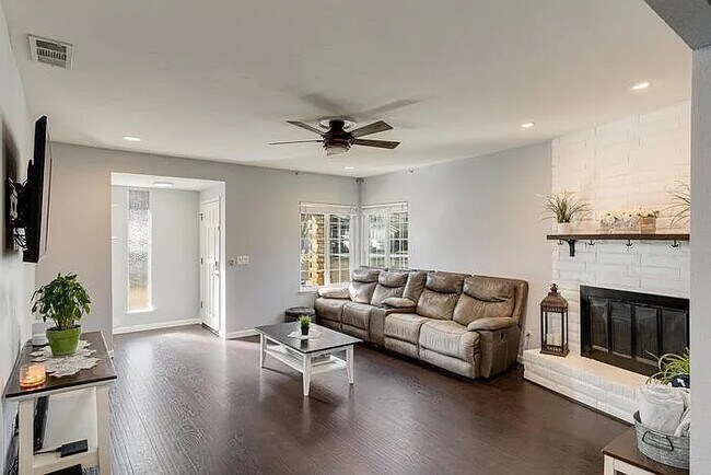 Building Photo - Beautiful 3 bedroom 2 bathroom duplex in C...
