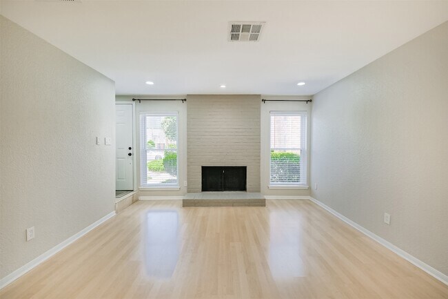 Foto del edificio - 2507 Bering Dr